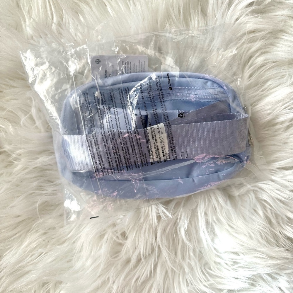 Lululemon Everywhere Belt Bag 1L Pastel Blue - Picture 3 of 3
